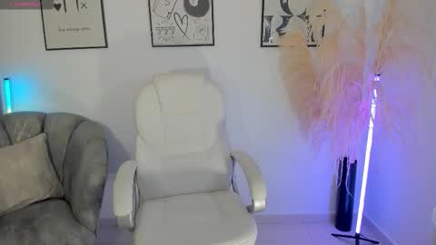 Nia online show from November 6, 2025, 2:07 pm