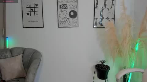 Nia online show from November 19, 2025, 1:22 pm