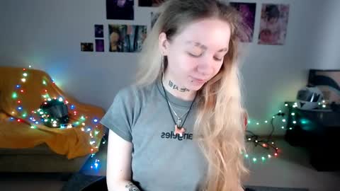 nica_kawaii online show from April 3, 2026, 8:01 am