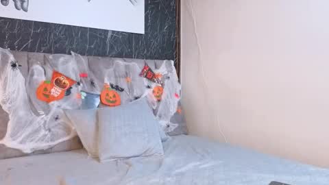 Nicolle  online show from October 26, 2025, 12:00 pm