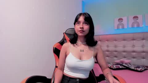 Snapshot of nicole_evan chatting on December 11, 2024, 4:28 am Nicol online show from December 11, 2024, 4:28 am