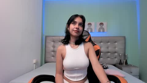 Snapshot of nicole_evan chatting on December 18, 2024, 8:25 pm Nicol online show from December 18, 2024, 8:25 pm