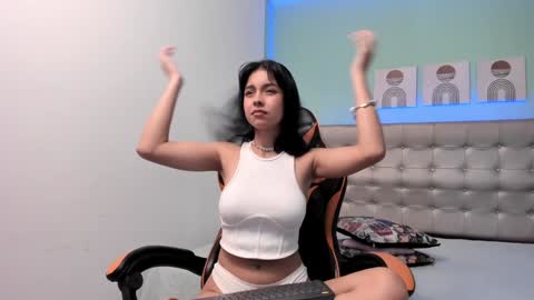 Snapshot of nicole_evan chatting on December 19, 2024, 2:34 am Nicol online show from December 19, 2024, 2:34 am
