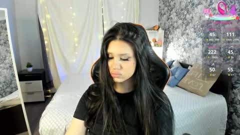 My name is Nicole. I m completely new here online show from December 19, 2025, 7:04 am