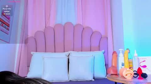 nicolemadrird online show from February 12, 2026, 11:27 am