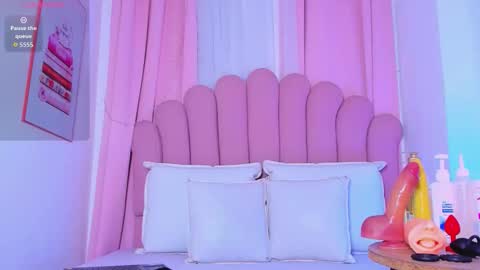 nicolemadrird online show from February 26, 2026, 11:20 am