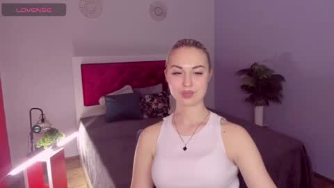 NicoleStunning online show from May 14, 2026, 5:20 pm