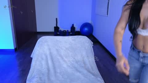 Nicoll  Independent model online show from April 7, 2026, 5:19 am