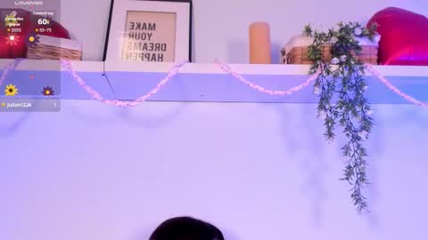 nicolle_evanss_ online show from February 25, 2026, 4:33 am