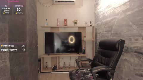Snapshot of nicolross_ chatting on January 11, 2025, 4:14 pm NicolRoss online show from January 11, 2025, 4:14 pm