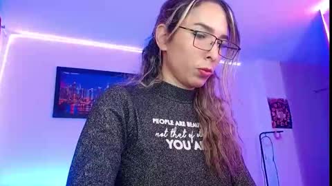 Snapshot of niki_1998 chatting on September 19, 2025, 12:12 am  Natalia online show from September 19, 2025, 12:12 am