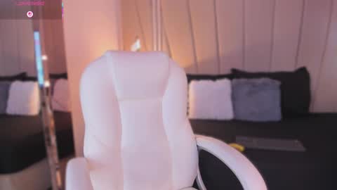 Nikki  online show from March 6, 2025, 5:03 am