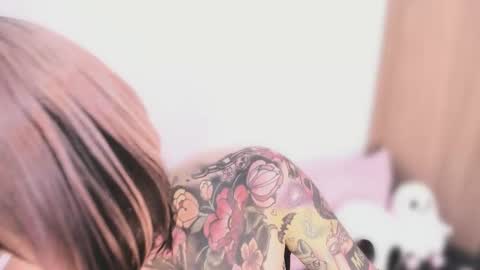 Nikki Ramone   online show from October 8, 2025, 10:18 pm