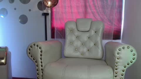 Nina Roser online show from September 25, 2025, 3:05 pm