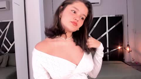 nini_solei online show from May 19, 2026, 7:31 pm