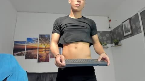 noah_flynn1 online show from April 30, 2026, 8:20 am