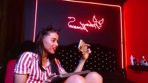 Noha Thomson online show from November 2, 2025, 4:04 am