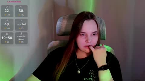 noir_ember_ online show from June 7, 2026, 6:22 pm