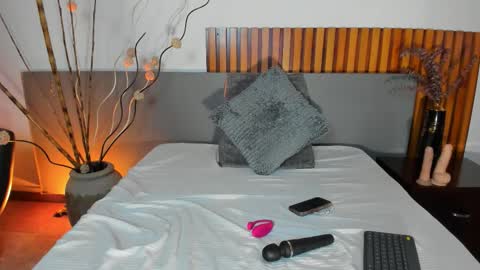 Nora Da Silva online show from December 23, 2025, 12:30 am