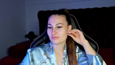 NoraFoxes online show from November 25, 2025, 5:40 am