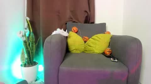 Nia online show from October 12, 2025, 12:09 am