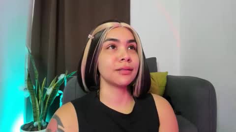 Nia online show from November 7, 2025, 11:49 pm