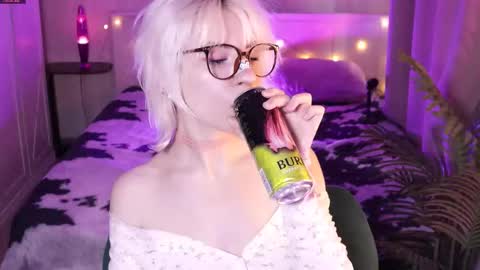 Snapshot of obedientt_ chatting on February 19, 2026, 8:54 am Moonlight online show from February 19, 2026, 8:54 am