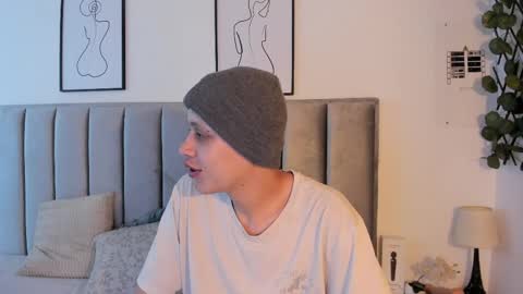 Sara Help me reach 1000 followers online show from May 14, 2026, 1:18 pm