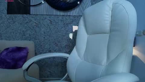 independent model online show from February 5, 2026, 7:29 pm