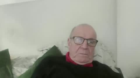 Snapshot of oggi95 chatting on February 2, 2026, 3:44 pm oggi95 online show from February 2, 2026, 3:44 pm