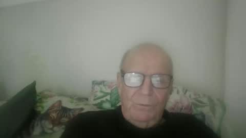 Snapshot of oggi95 chatting on February 9, 2026, 3:27 pm oggi95 online show from February 9, 2026, 3:27 pm