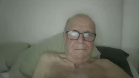 Snapshot of oggi95 chatting on April 3, 2026, 6:44 am oggi95 online show from April 3, 2026, 6:44 am