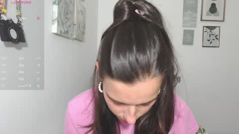 ohanna_ online show from November 11, 2025, 10:21 pm