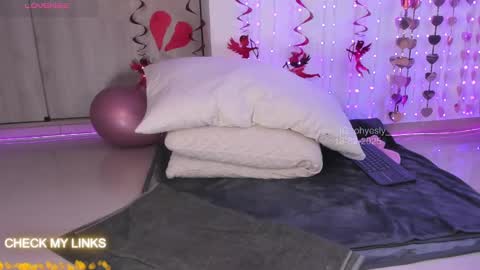 ohyesly_ online show from February 18, 2025, 7:52 pm