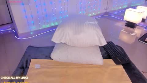 ohyesly_ online show from November 6, 2025, 11:00 am