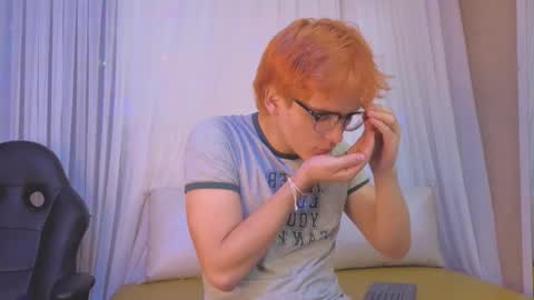 Snapshot of oliver_big19 chatting on September 15, 2025, 11:43 am oliver_big19 online show from September 15, 2025, 11:43 am