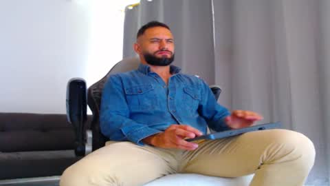 oliver online show from November 14, 2025, 3:00 pm