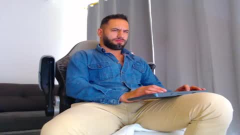 oliver online show from November 27, 2025, 3:25 pm