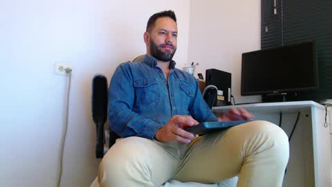 oliver online show from April 3, 2026, 1:42 pm