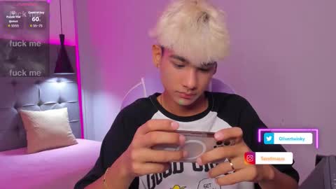 Snapshot of olivertwinky_ chatting on October 2, 2025, 8:49 pm Oliver online show from October 2, 2025, 8:49 pm