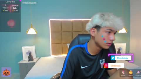 Snapshot of olivertwinky_ chatting on October 8, 2025, 9:56 pm Oliver online show from October 8, 2025, 9:56 pm