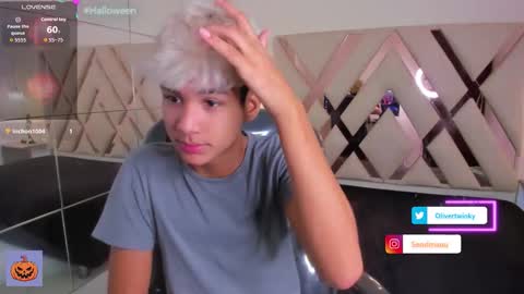 Snapshot of olivertwinky_ chatting on October 9, 2025, 3:21 pm Oliver online show from October 9, 2025, 3:21 pm