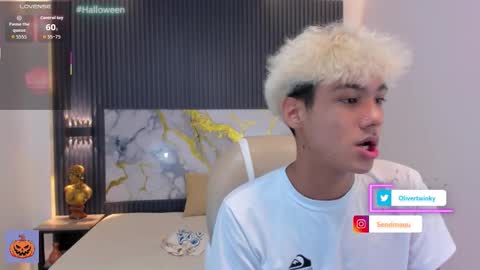 Snapshot of olivertwinky_ chatting on October 15, 2025, 9:59 pm Oliver online show from October 15, 2025, 9:59 pm
