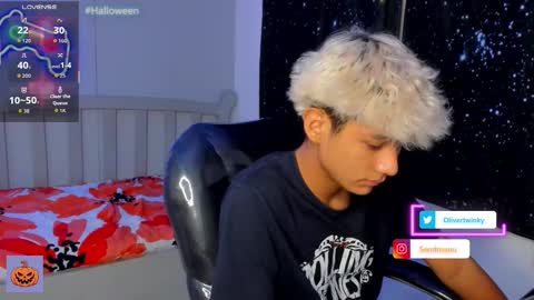 Snapshot of olivertwinky_ chatting on October 18, 2025, 10:54 pm Oliver online show from October 18, 2025, 10:54 pm