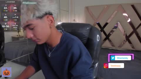 Snapshot of olivertwinky_ chatting on October 21, 2025, 2:40 pm Oliver online show from October 21, 2025, 2:40 pm