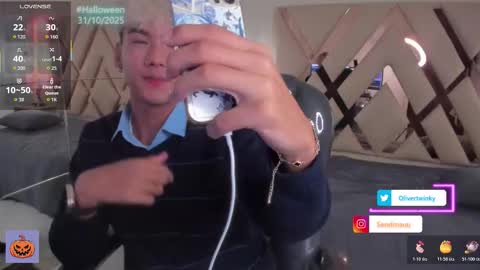 Snapshot of olivertwinky_ chatting on October 22, 2025, 1:44 pm Oliver online show from October 22, 2025, 1:44 pm