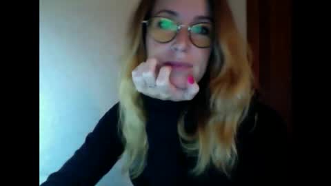 olyra11 online show from October 9, 2025, 5:55 pm