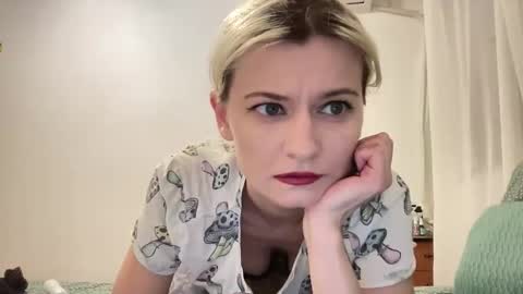 Snapshot of onika_cox chatting on June 8, 2026, 10:54 pm Onika online show from June 8, 2026, 10:54 pm