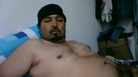 oscarjhe3512 online show from April 24, 2026, 2:36 am