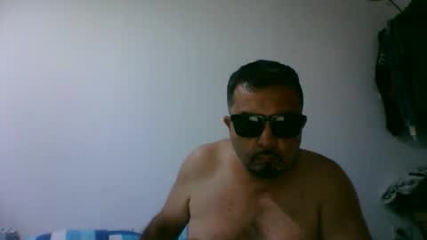oscarjhe3512 online show from May 10, 2026, 8:25 pm